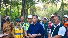 Miq Iqbal bersama tim teknis saat pengecekan lapangan proyek peningkatan jalan provinsi di Lombok Timur. (Foto: Istimewa)