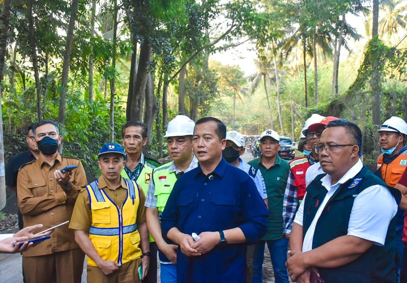 Miq Iqbal bersama tim teknis saat pengecekan lapangan proyek peningkatan jalan provinsi di Lombok Timur. (Foto: Istimewa)