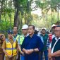 Miq Iqbal bersama tim teknis saat pengecekan lapangan proyek peningkatan jalan provinsi di Lombok Timur. (Foto: Istimewa)