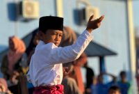Seorang bocah tampil membawakan tarian tradisional di Festival Hiu Paus 2025, Labuhan Jambu, Sumbawa, Minggu (22/9). (Foto: Dok. PLN)