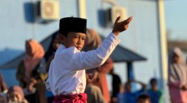 Seorang bocah tampil membawakan tarian tradisional di Festival Hiu Paus 2025, Labuhan Jambu, Sumbawa, Minggu (22/9). (Foto: Dok. PLN)