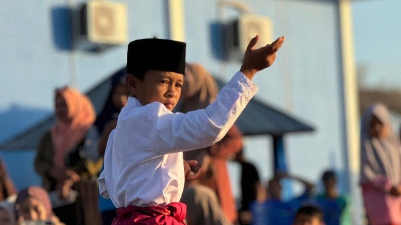 Seorang bocah tampil membawakan tarian tradisional di Festival Hiu Paus 2025, Labuhan Jambu, Sumbawa, Minggu (22/9). (Foto: Dok. PLN)