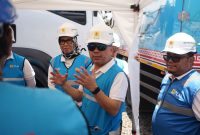 Direktur Manajemen Pembangkitan PLN, Rizal Calvary Marimbo, meninjau kesiapan pasokan listrik di Sirkuit Mandalika jelang MotoGP 2025. (Foto: Dok. PLN)