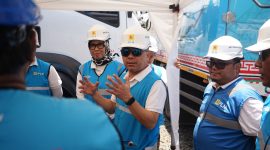 Direktur Manajemen Pembangkitan PLN, Rizal Calvary Marimbo, meninjau kesiapan pasokan listrik di Sirkuit Mandalika jelang MotoGP 2025. (Foto: Dok. PLN)
