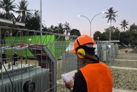 Petugas PLN melakukan pencatatan operasional pembangkit baru 5 MW di GI Taliwang, Sumbawa Barat, Jumat (26/9/2025). (Foto: Dok. PLN)