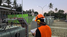 Petugas PLN melakukan pencatatan operasional pembangkit baru 5 MW di GI Taliwang, Sumbawa Barat, Jumat (26/9/2025). (Foto: Dok. PLN)