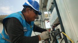 Petugas PLN melakukan pengecekan Uninterruptible Power Supply (UPS) untuk memastikan pasokan listrik di Sirkuit Mandalika tetap andal selama MotoGP 2025. (Foto: Dok. PLN)