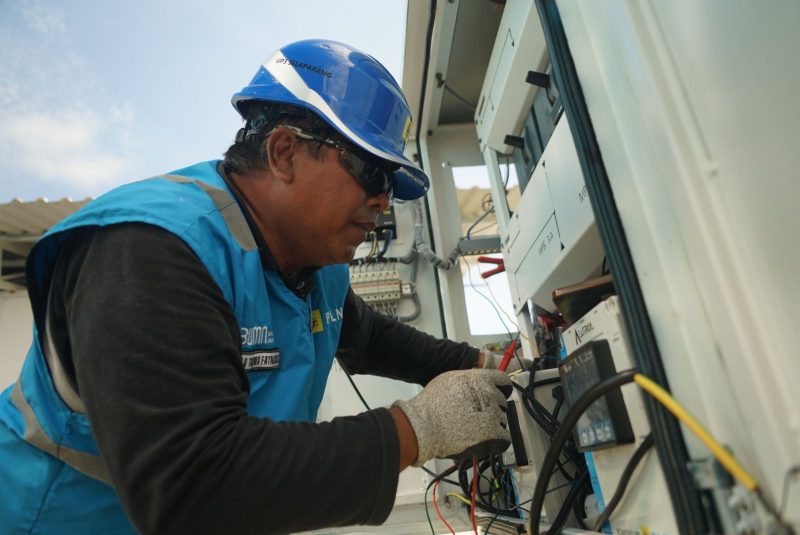 Petugas PLN melakukan pengecekan Uninterruptible Power Supply (UPS) untuk memastikan pasokan listrik di Sirkuit Mandalika tetap andal selama MotoGP 2025. (Foto: Dok. PLN)