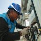 Petugas PLN melakukan pengecekan Uninterruptible Power Supply (UPS) untuk memastikan pasokan listrik di Sirkuit Mandalika tetap andal selama MotoGP 2025. (Foto: Dok. PLN)