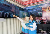 Petugas PLN memantau sistem kelistrikan melalui dashboard digital untuk memastikan keandalan listrik di Sirkuit Mandalika jelang MotoGP 2025. (Foto: Dok. PLN)