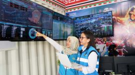 Petugas PLN memantau sistem kelistrikan melalui dashboard digital untuk memastikan keandalan listrik di Sirkuit Mandalika jelang MotoGP 2025. (Foto: Dok. PLN)