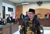 Mantan Sekda NTB, Rosiady Husaeni Sayuti, menjalani sidang tuntutan kasus dugaan korupsi pembangunan NTB Convention Center (NCC) di Pengadilan Tipikor Mataram. (Foto: Istimewa)
