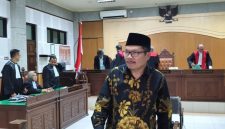 Mantan Sekda NTB, Rosiady Husaeni Sayuti, menjalani sidang tuntutan kasus dugaan korupsi pembangunan NTB Convention Center (NCC) di Pengadilan Tipikor Mataram. (Foto: Istimewa)