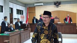 Mantan Sekda NTB, Rosiady Husaeni Sayuti, menjalani sidang tuntutan kasus dugaan korupsi pembangunan NTB Convention Center (NCC) di Pengadilan Tipikor Mataram. (Foto: Istimewa)