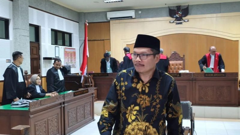 Mantan Sekda NTB, Rosiady Husaeni Sayuti, menjalani sidang tuntutan kasus dugaan korupsi pembangunan NTB Convention Center (NCC) di Pengadilan Tipikor Mataram. (Foto: Istimewa)