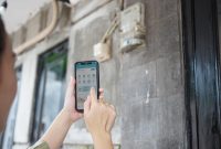 Pelanggan memanfaatkan aplikasi PLN Mobile untuk mengajukan promo tambah daya listrik. (Foto: Dok. PLN)