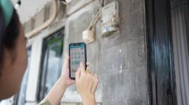 Pelanggan memanfaatkan aplikasi PLN Mobile untuk mengajukan promo tambah daya listrik. (Foto: Dok. PLN)