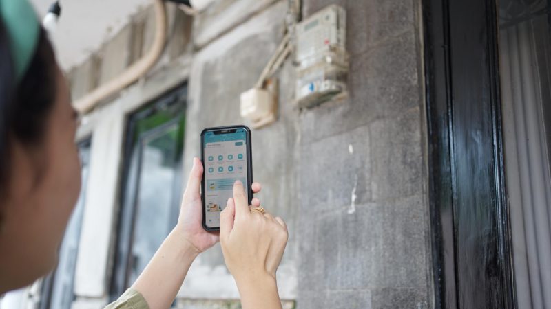 Pelanggan memanfaatkan aplikasi PLN Mobile untuk mengajukan promo tambah daya listrik. (Foto: Dok. PLN)