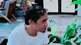 Pemerhati pengadaan, Baharuddin Umar, saat menyampaikan kritik tajam terkait dugaan praktik penggiringan usulan di sektor pendidikan NTB. (Foto: Istimewa)