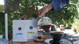 General Manager PLN UIW NTB, Sri Heny Purwanti, meninjau produk UMKM binaan Rumah BUMN sebagai bagian dari perayaan Hari Pelanggan Nasional. (Foto: Dok. PLN)