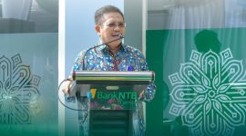 Bupati Lombok Barat H. Lalu Ahmad Zaini dan jajaran manajemen Bank NTB Syariah saat meresmikan gedung KCP Narmada, simbol pelayanan dan pemberdayaan masyarakat. (Foto: Dok. PLN)