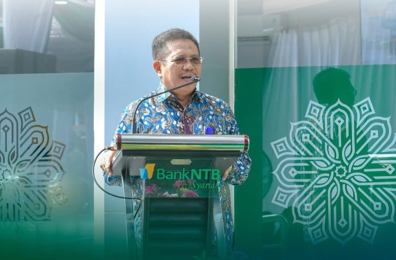 Bupati Lombok Barat H. Lalu Ahmad Zaini dan jajaran manajemen Bank NTB Syariah saat meresmikan gedung KCP Narmada, simbol pelayanan dan pemberdayaan masyarakat. (Foto: Dok. PLN)