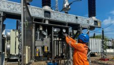 PLN UIW NTB terus siaga menjaga keandalan listrik lewat perawatan rutin jaringan transmisi dan gardu induk. (Foto: Dok. PLN)