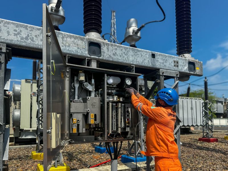 PLN UIW NTB terus siaga menjaga keandalan listrik lewat perawatan rutin jaringan transmisi dan gardu induk. (Foto: Dok. PLN)