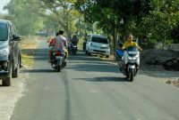 Aktivitas masyarakat di ruas Labuhan Lombok – Sambelia, jalur penghubung vital yang akan ditingkatkan melalui program IJD 2025. (Foto: Istimewa)