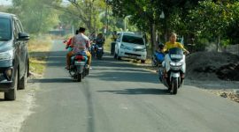 Aktivitas masyarakat di ruas Labuhan Lombok – Sambelia, jalur penghubung vital yang akan ditingkatkan melalui program IJD 2025. (Foto: Istimewa)