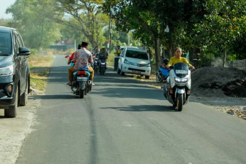 Aktivitas masyarakat di ruas Labuhan Lombok – Sambelia, jalur penghubung vital yang akan ditingkatkan melalui program IJD 2025. (Foto: Istimewa)