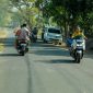 Aktivitas masyarakat di ruas Labuhan Lombok – Sambelia, jalur penghubung vital yang akan ditingkatkan melalui program IJD 2025. (Foto: Istimewa)