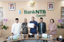 Direktur Utama Bank NTB Syariah Nazaruddin (tengah) bersama jajaran manajemen usai menerima hasil fit and proper test dari OJK, menandai awal kepemimpinannya secara resmi. (Foto: Istimewa)