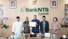 Direktur Utama Bank NTB Syariah Nazaruddin (tengah) bersama jajaran manajemen usai menerima hasil fit and proper test dari OJK, menandai awal kepemimpinannya secara resmi. (Foto: Istimewa)