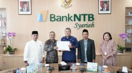 Direktur Utama Bank NTB Syariah Nazaruddin (tengah) bersama jajaran manajemen usai menerima hasil fit and proper test dari OJK, menandai awal kepemimpinannya secara resmi. (Foto: Istimewa)