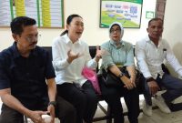 Ekspresi Isabel Tanihaha saat berdiskusi dengan tim kuasa hukumnya usai membacakan pledoi dalam sidang kasus dugaan korupsi di Pengadilan Tipikor Mataram, Jumat (3/10/2025). (Foto: Istimewa)