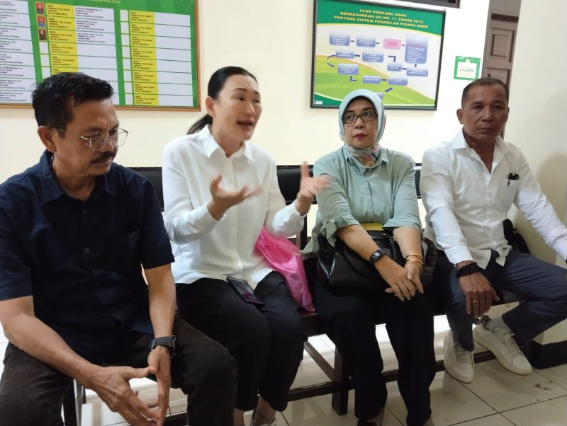 Ekspresi Isabel Tanihaha saat berdiskusi dengan tim kuasa hukumnya usai membacakan pledoi dalam sidang kasus dugaan korupsi di Pengadilan Tipikor Mataram, Jumat (3/10/2025). (Foto: Istimewa)