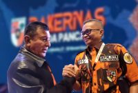 Simbol soliditas: Eddy Sophiaan dan Yapto S. Soerjosoemarno berkomitmen menjaga semangat Pancasila dalam tubuh Pemuda Pancasila.  (Foto: Istimewa)