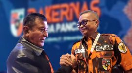 Simbol soliditas: Eddy Sophiaan dan Yapto S. Soerjosoemarno berkomitmen menjaga semangat Pancasila dalam tubuh Pemuda Pancasila.  (Foto: Istimewa)