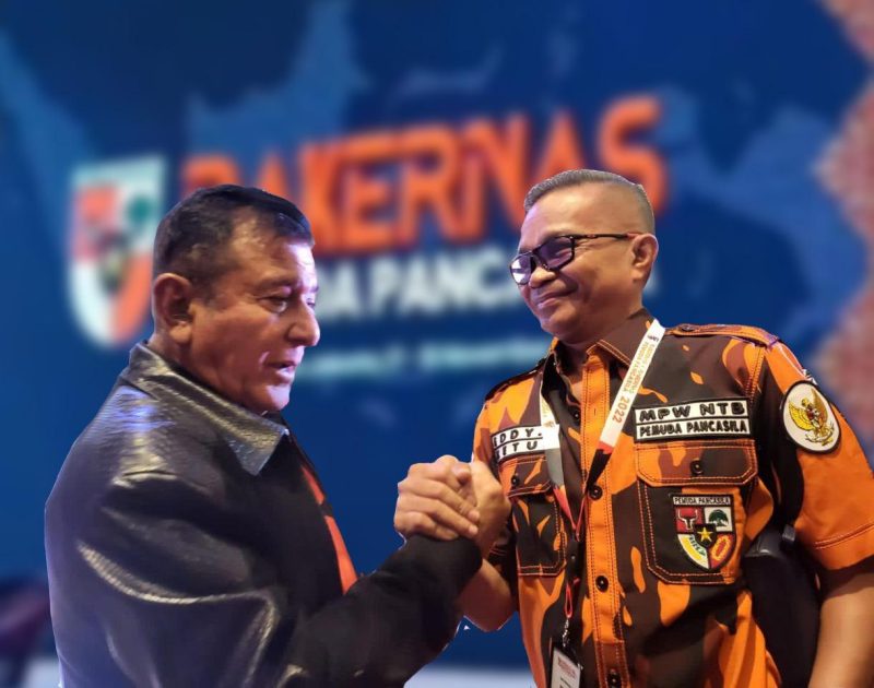 Simbol soliditas: Eddy Sophiaan dan Yapto S. Soerjosoemarno berkomitmen menjaga semangat Pancasila dalam tubuh Pemuda Pancasila.  (Foto: Istimewa)