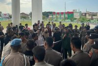 Ratusan massa dari berbagai elemen masyarakat berunjuk rasa di depan Kantor Bupati Lombok Utara, menuntut keadilan atas dugaan kelalaian medis di RSUD KLU. (Foto: Istimewa)