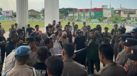 Ratusan massa dari berbagai elemen masyarakat berunjuk rasa di depan Kantor Bupati Lombok Utara, menuntut keadilan atas dugaan kelalaian medis di RSUD KLU. (Foto: Istimewa)