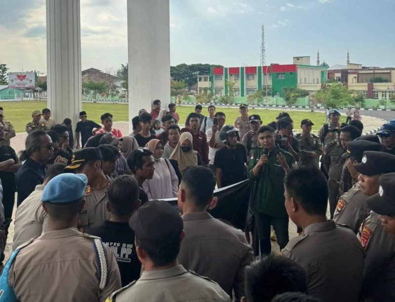 Ratusan massa dari berbagai elemen masyarakat berunjuk rasa di depan Kantor Bupati Lombok Utara, menuntut keadilan atas dugaan kelalaian medis di RSUD KLU. (Foto: Istimewa)
