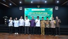 Direktur Keuangan & Operasional Bank NTB Syariah, Zainal Abidin Wahyu Nugroho, bersama perwakilan BWI dan Kemenag NTB saat peluncuran program Gerakan Wakaf Difabel Berdaya di Mataram, Senin (27/10/2025). (Foto: Istimewa)
