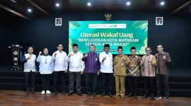 Direktur Keuangan & Operasional Bank NTB Syariah, Zainal Abidin Wahyu Nugroho, bersama perwakilan BWI dan Kemenag NTB saat peluncuran program Gerakan Wakaf Difabel Berdaya di Mataram, Senin (27/10/2025). (Foto: Istimewa)