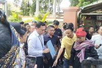 Koordinator Aliansi Masyarakat Pecinta Keadilan NTB, Herman Cemon, bersama anggota aliansi membacakan pernyataan sikap di Mataram, menuntut agar Pengadilan Tipikor menegakkan hukum secara bersih dan berkeadilan. (Foto: Istimewa)