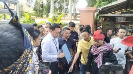 Koordinator Aliansi Masyarakat Pecinta Keadilan NTB, Herman Cemon, bersama anggota aliansi membacakan pernyataan sikap di Mataram, menuntut agar Pengadilan Tipikor menegakkan hukum secara bersih dan berkeadilan. (Foto: Istimewa)