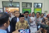 Mantan Sekda NTB, Rosiady Husaeni Sayuti, meninggalkan ruang sidang usai divonis 8 tahun penjara dalam kasus NCC di Pengadilan Tipikor Mataram, Jumat (10/10/2025). (Foto: Istimewa)