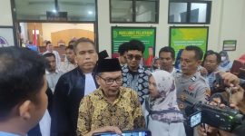 Mantan Sekda NTB, Rosiady Husaeni Sayuti, meninggalkan ruang sidang usai divonis 8 tahun penjara dalam kasus NCC di Pengadilan Tipikor Mataram, Jumat (10/10/2025). (Foto: Istimewa)