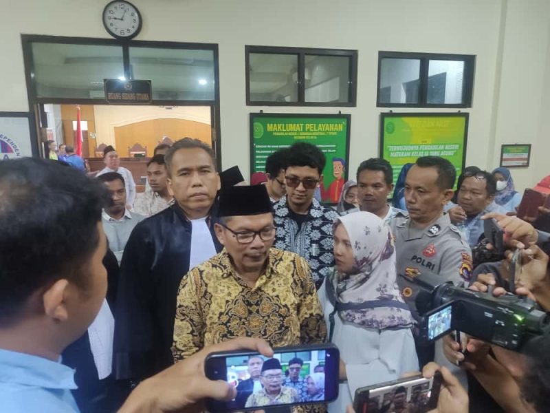 Mantan Sekda NTB, Rosiady Husaeni Sayuti, meninggalkan ruang sidang usai divonis 8 tahun penjara dalam kasus NCC di Pengadilan Tipikor Mataram, Jumat (10/10/2025). (Foto: Istimewa)